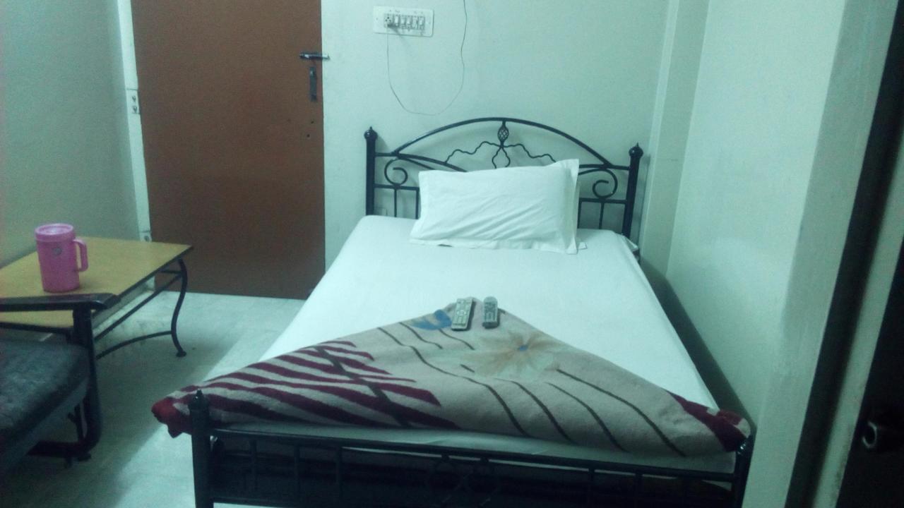 Hotel Urvashi Джайпур Екстериор снимка