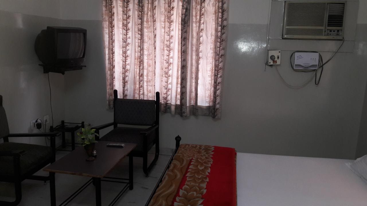 Hotel Urvashi Джайпур Екстериор снимка